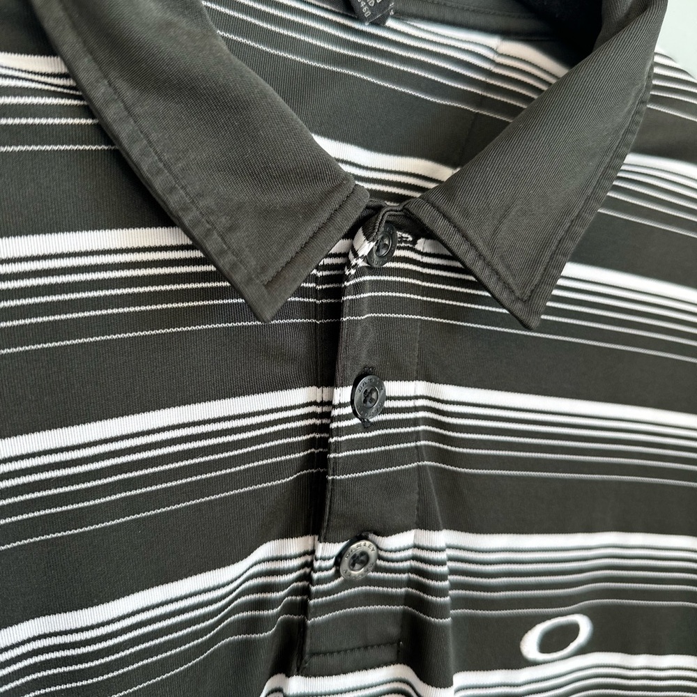Oakley brand Men’s Large Polo